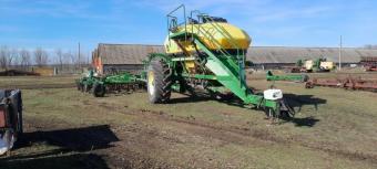Посівний комплекс John Deere 730 — 10,9 м з висівним баком  John Deere 1910